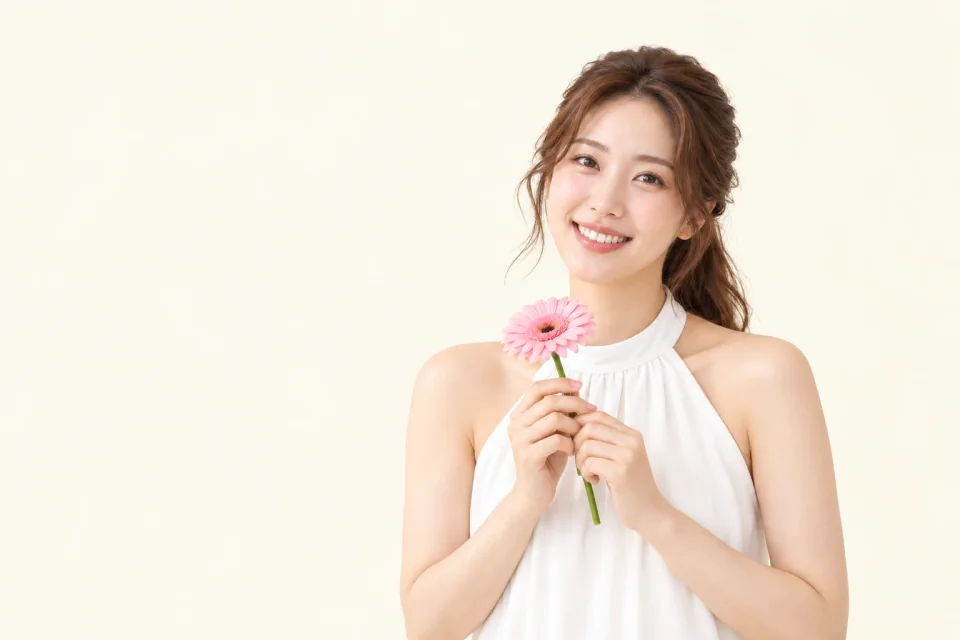 핑크 거베라를 든 여성 모델