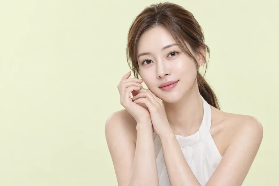 양손을 턱 옆에 둔 필링 안내 모델