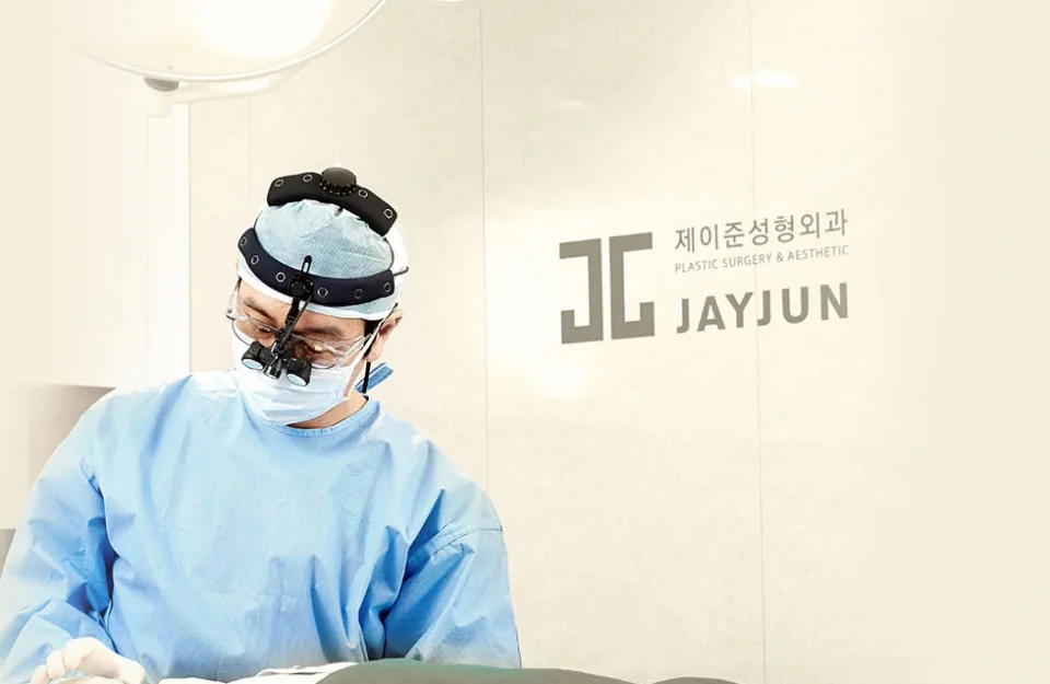 수술 중인 제이준 의료진